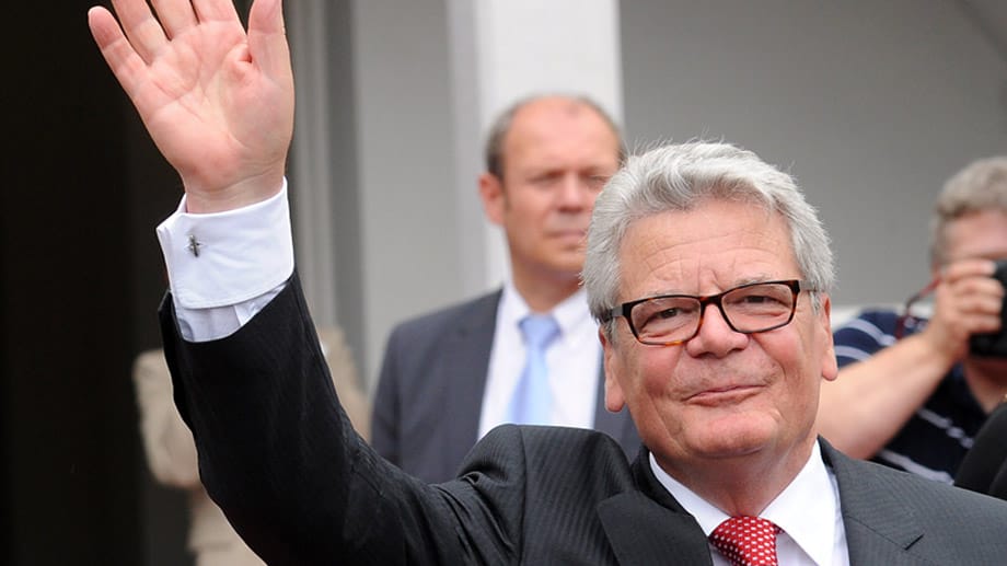 Er ist der zweite Politiker in der Top-Ten-Liste der deutschen Society: Joachim Gauck landete auf Platz neun. Er und seine Lebensgefährtin Daniela Schadt sind das First Couple Deutschlands und beliebt wegen ihrer Geselligkeit und Kommunikationsstärke.
