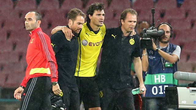 Dem BVB gehen die Spieler aus: Mats Hummels muss gegen Neapel verletzt vom Platz. Dem BVB gehen die Spieler aus: Mats Hummels muss gegen Neapel verletzt vom Platz.