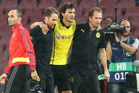 Dem BVB gehen die Spieler aus: Mats Hummels muss gegen Neapel verletzt vom Platz.