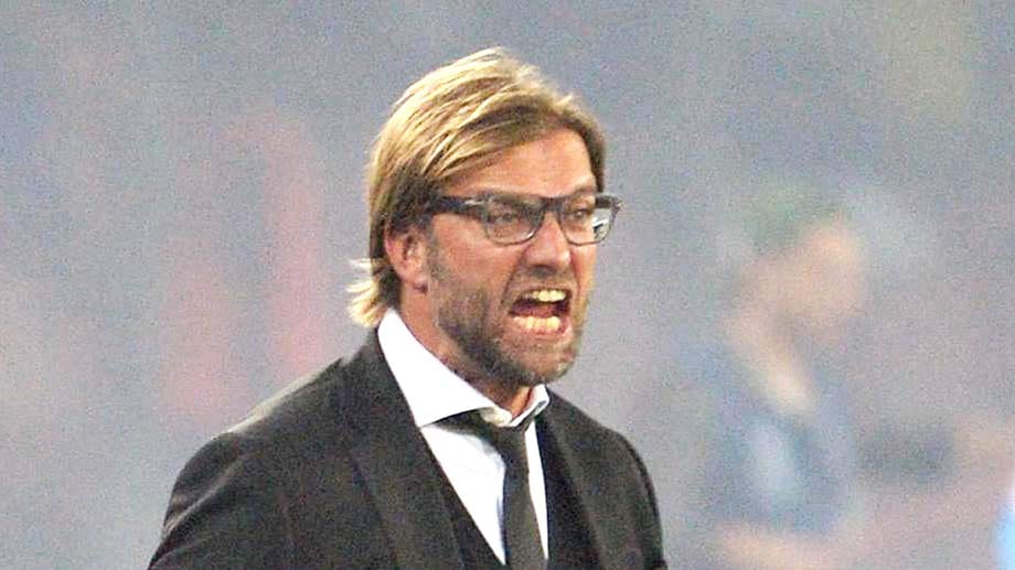 Jürgen Klopp verliert die Kontrolle und schreit seinen Unmut heraus.