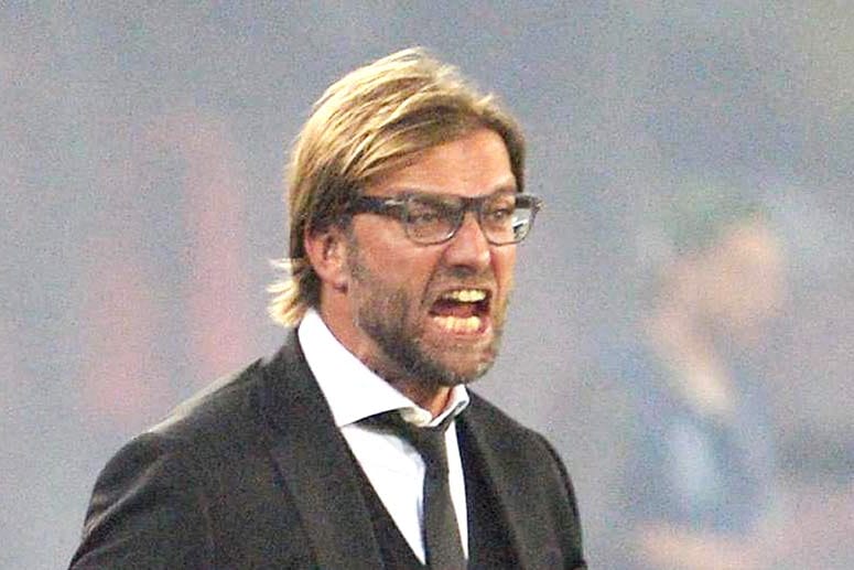 Jürgen Klopp verliert die Kontrolle und schreit seinen Unmut heraus.