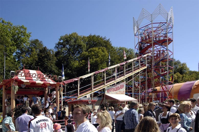 Viel Spaß ist auf der Turmrutschenbahn garantiert. Dabei fährt der Besucher per Förderband bergauf und rutscht danach wieder bergab.