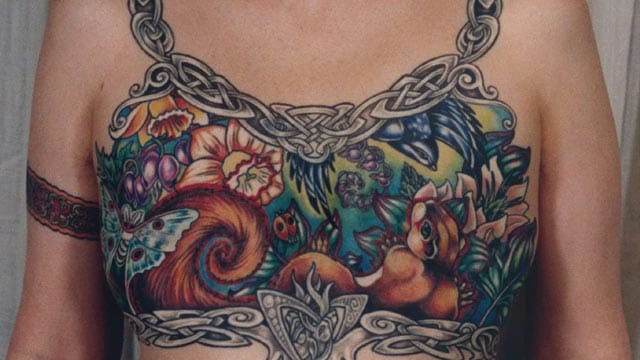 Nach einer beidseitigen Brustamputation hat sich Inga Duncan Thornell ein buntes Tattoo auf ihren Oberkörper stechen lassen.