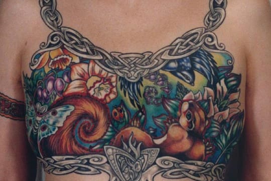 Nach einer beidseitigen Brustamputation hat sich Inga Duncan Thornell ein buntes Tattoo auf ihren Oberkörper stechen lassen.