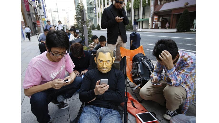 Apple-Fan mit Maske von Steve Jobs
