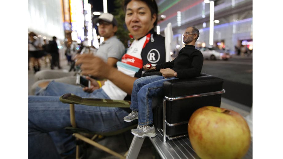 Ein Fan in Tokio hat zum Zeitvertreib eine Puppe des verstorbenen Apple-Gründers Steve Jobs mitgebracht.