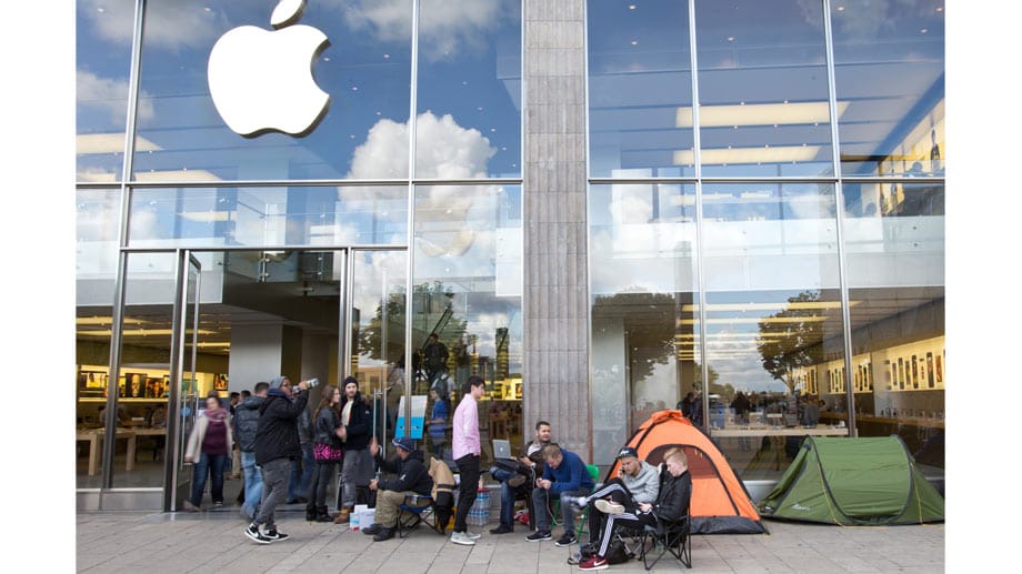 Apple-Fans mit Zelten vor dem Apple-Store in Hamburg