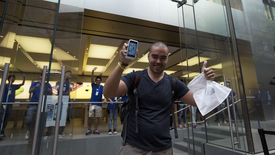Mann mit iPhone 5c verlässt den Apple-Store von Hongkong