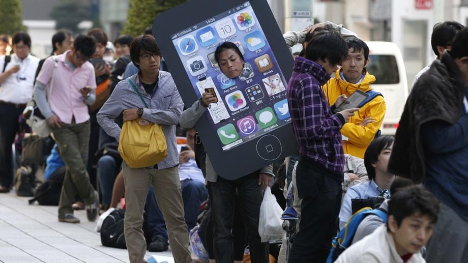 Lange Schlangen auch in Tokio: Hunderte von Menschen stehen für die Apple-Smartphones an.