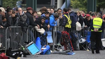 Hunderte Menschen hatten in Oberhausen vor dem Apple-Store in einer langen Schlange auf die Öffnung des Ladens gewartet.