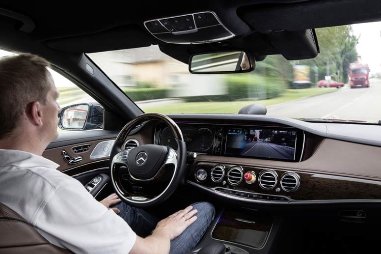 Das Forschungsauto Mercedes S 500 Intelligent Drive meisterte seine eigenständige Fahrt über rund 100 Kilometer ohne Zutun eines Fahrers.