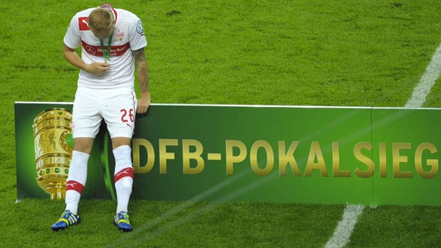 Raphael Holzhauser - hier noch im Trikot des VfB Stuttgart - ist nach der Pleite im DFB-Pokal-Finale sichtlich enttäuscht.