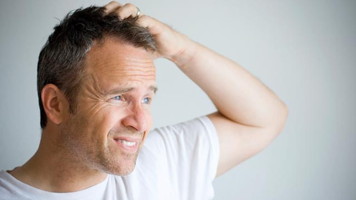 Lästiges Kopfhautjucken kann viele Ursachen haben.