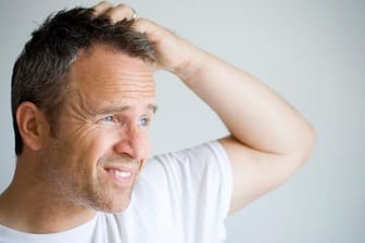 Lästiges Kopfhautjucken kann viele Ursachen haben.