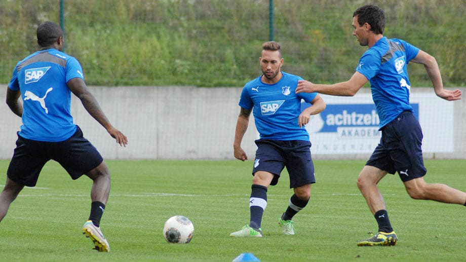 Edson Braafheid (li.), Tobias Weis und Matthias Jaissle (re.) während dem Training der "Trainingsgruppe 2" auf dem Gelände von 1899 Hoffenheim.