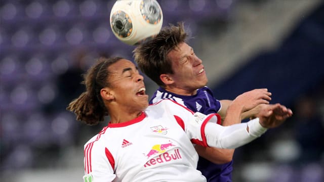 Yussuf Poulsen (li.) im Duell mit Niclas Feldhahn.