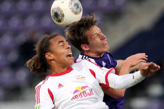 Yussuf Poulsen (li.) im Duell mit Niclas Feldhahn.