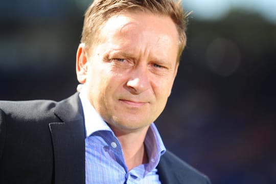 Horst Heldt macht sich über den Streit beim FC Bayern lustig.