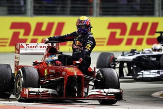 Mark Webber (re.) und Fernando Alonso sorgen in Singapur für ein aufsehenerregendes Bild.