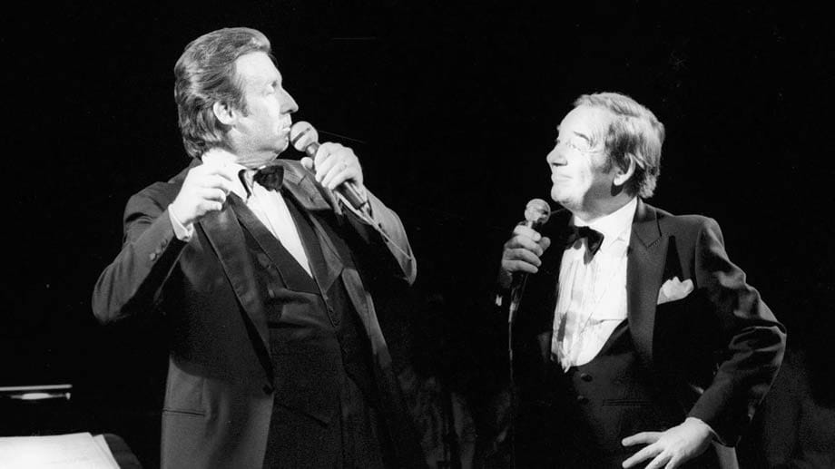 Peter Alexander (li.) und Paul Kuhn bei einem umjubelten Konzert im Hamburger Messe- und Congresscentrum CCH im Februar 1983.