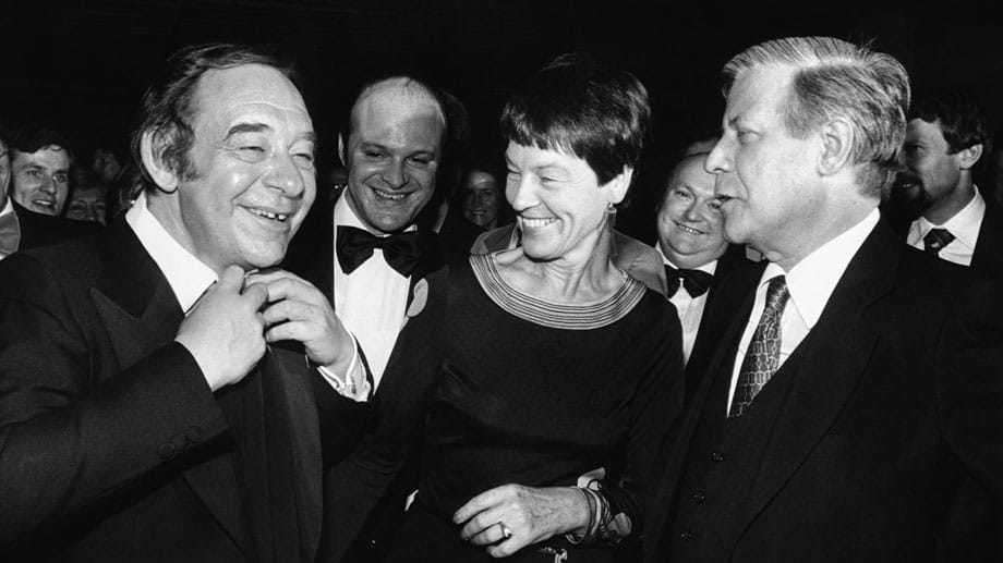 Paul Kuhn (li.) und Helmut Schmidt (Bundeskanzler, re.) mit Ehefrau Loki Schmidt (mi.) im Mai 1978 beim Theaterfest in der Akademie der Künste in Berlin.