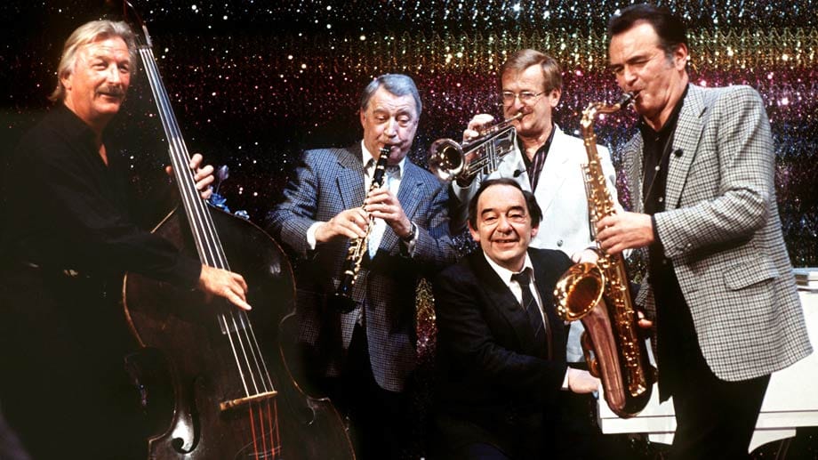 Die Musiker (Vo.li.n.re.) James Last, Hugo Strasser, Hazy Osterwald, Max Greger und Paul Kuhn (vorne) musizieren im März 1986 bei der ZDF-Geburtstagsshow "Hallo Max".