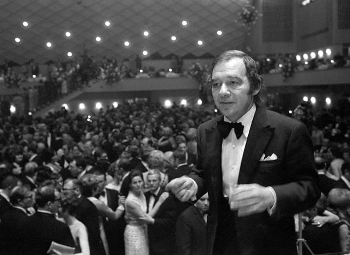 Der Entertainer und Musiker Paul Kuhn sorgte im November 1969 mit seiner Band für gute Laune und Tanzmusik anlässlich des Bundespresseballs in der Bonner Beethovenhalle.