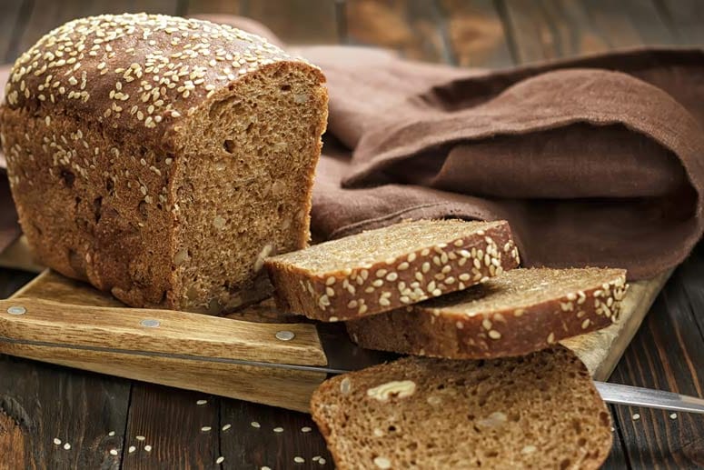 Vollkornbrot ist dank seiner Ballaststoffe sehr gesund. Man erkennt es beim Bäcker jedoch nicht an der dunkleren Farbe.