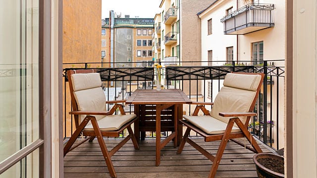 Besonders für einen kleinen Balkon lohnt sich der Bau von Balkonmöbeln