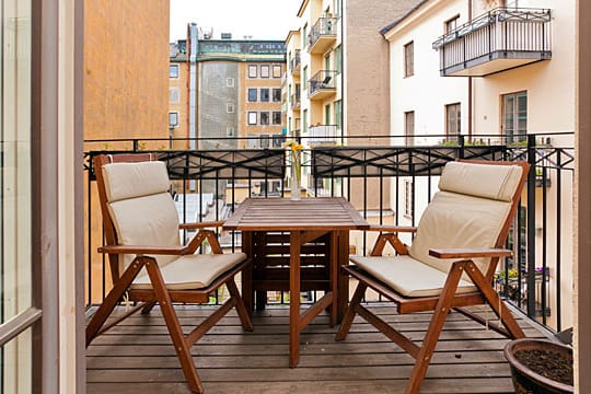 Besonders für einen kleinen Balkon lohnt sich der Bau von Balkonmöbeln