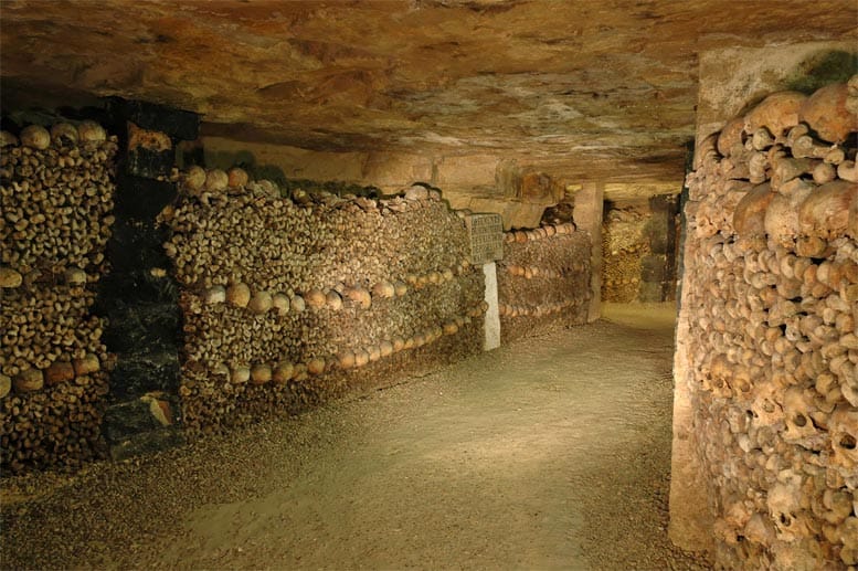 Diese unterirdischen Orte gehören zu den spannendsten Sehenswürdigkeiten. So zum Beispiel die Katakomben von Paris, durch die sich schaudernd Touristen aus aller Welt drängen.