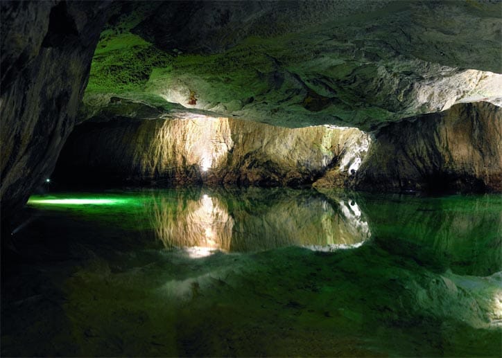 Geheimnisvoll spiegeln sich die Höhlenwände im grün-türkisfarbenen See, gemächlich gleitet das Boot über den größten natürlichen unterirdischen See Europas. In der Schweiz, im Herzen des Wallis unter Weinbergen verborgen, versteckt sich in St. Léonard der 300 Meter lange unterirdische Lac Souterrain.
