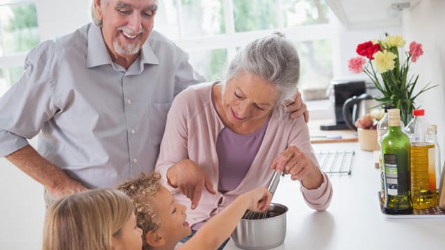 Großeltern: Eine neue Liebe für Opa - eine schwierige Situation für Kinder und Enkel. Warum es so problematisch ist, die Position der "Oma" neu zu besetzen.