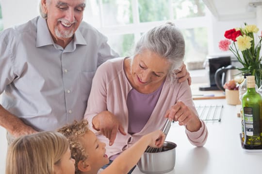 Großeltern: Eine neue Liebe für Opa - eine schwierige Situation für Kinder und Enkel. Warum es so problematisch ist, die Position der "Oma" neu zu besetzen.