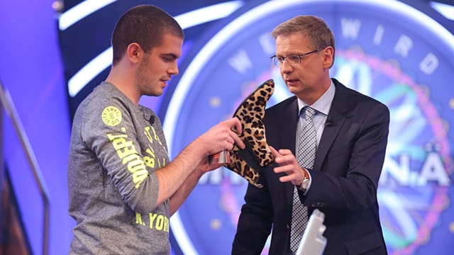 Kandidat Peter brachte Jauch einen Leoprint-Schuh mit. Was hatte es damit auf sich?