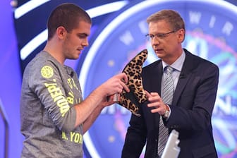 Kandidat Peter brachte Jauch einen Leoprint-Schuh mit. Was hatte es damit auf sich?