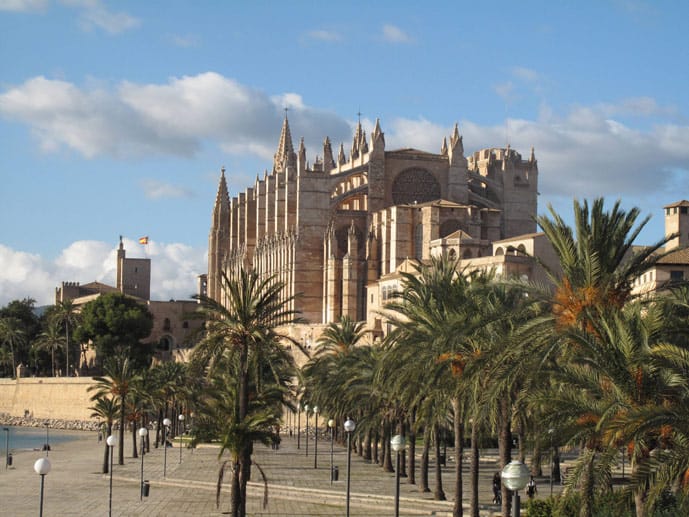 Wenn hierzulande die kalte Jahreszeit ankommt, gibt es - nicht weit entfernt - noch immer sonnige Plätze für einen Cappuccino unter der Herbstsonne. So zum Beispiel in palma da Mallorca. Beim Sightseeing unbedingt zu besuchen ist die Kathedrale La Seu, die mächtig oberhalb des Hafens thront.
