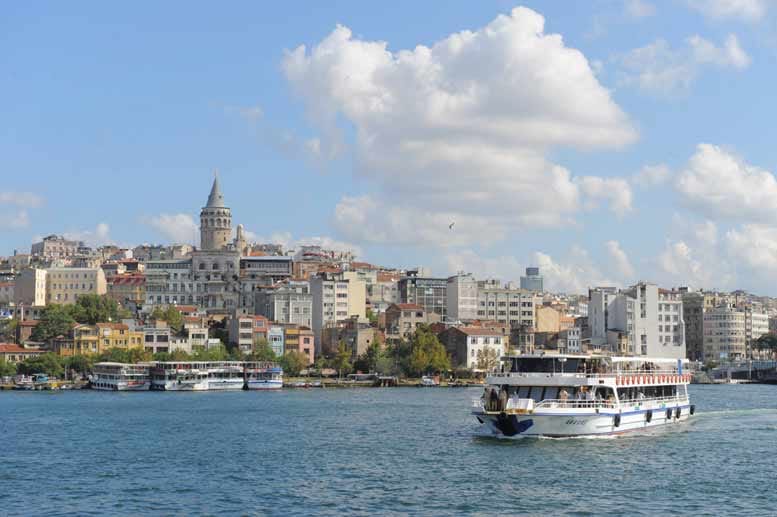 Für die Schöne am Bosporus, Istanbul, sollte man sich Zeit nehmen und mit allen Sinnen eintauchen in die faszinierenden Welten zwischen Europa und Asien.