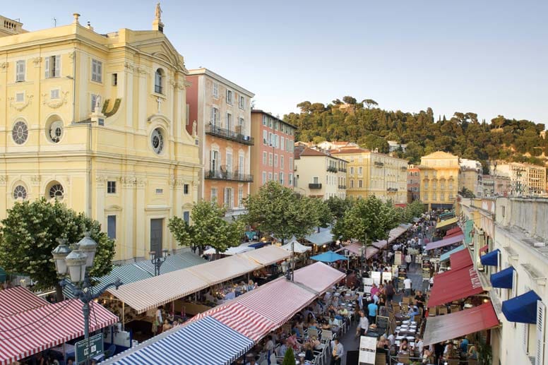 Am frühen Vormittag lockt der Cours Saleya mit seinem geschäftigen und farbenfrohen Treiben am täglichen Lebensmittel- und Blumenmarkt in der Altstadt von Nizza.