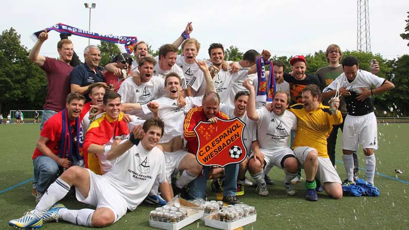 Der Kader des CD Espanol Wiesbaden feierte im Juni 2013 den Aufstieg in die Kreisliga B.