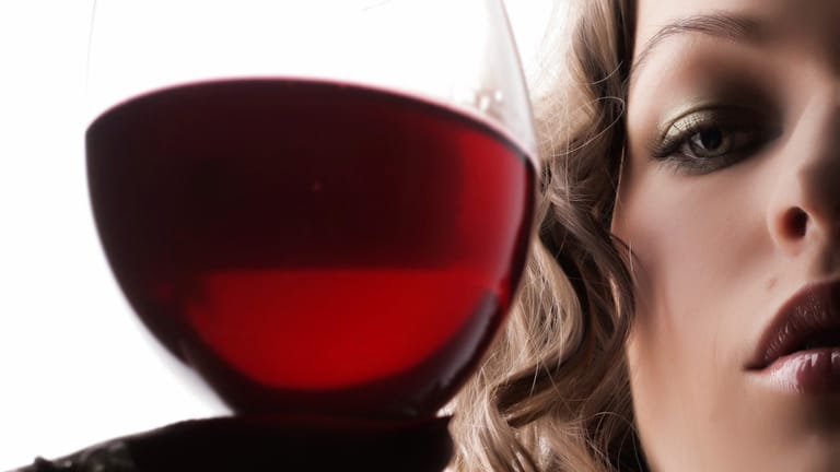 Alkohol kann dick machen: Ein Glas Wein, egal ob Weiß- oder Rotwein, enthält rund 80 bis 100 Kilokalorien. Besser eignet sich Weinschorle.