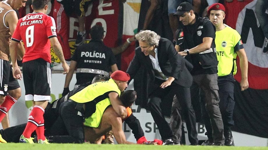 Jorge Jesus (im schwarzen Sakko) ist seit 2009 Trainer von Benfica Lissabon.