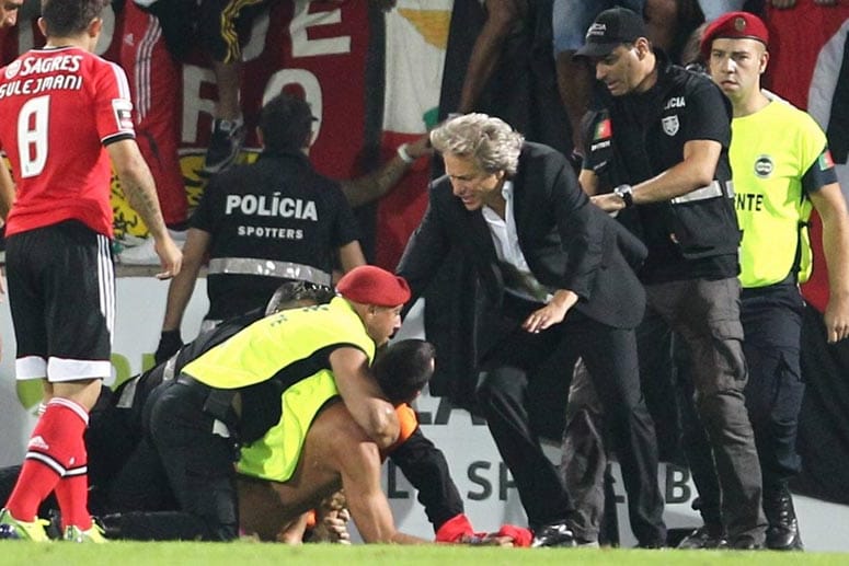 Jorge Jesus (im schwarzen Sakko) ist seit 2009 Trainer von Benfica Lissabon.