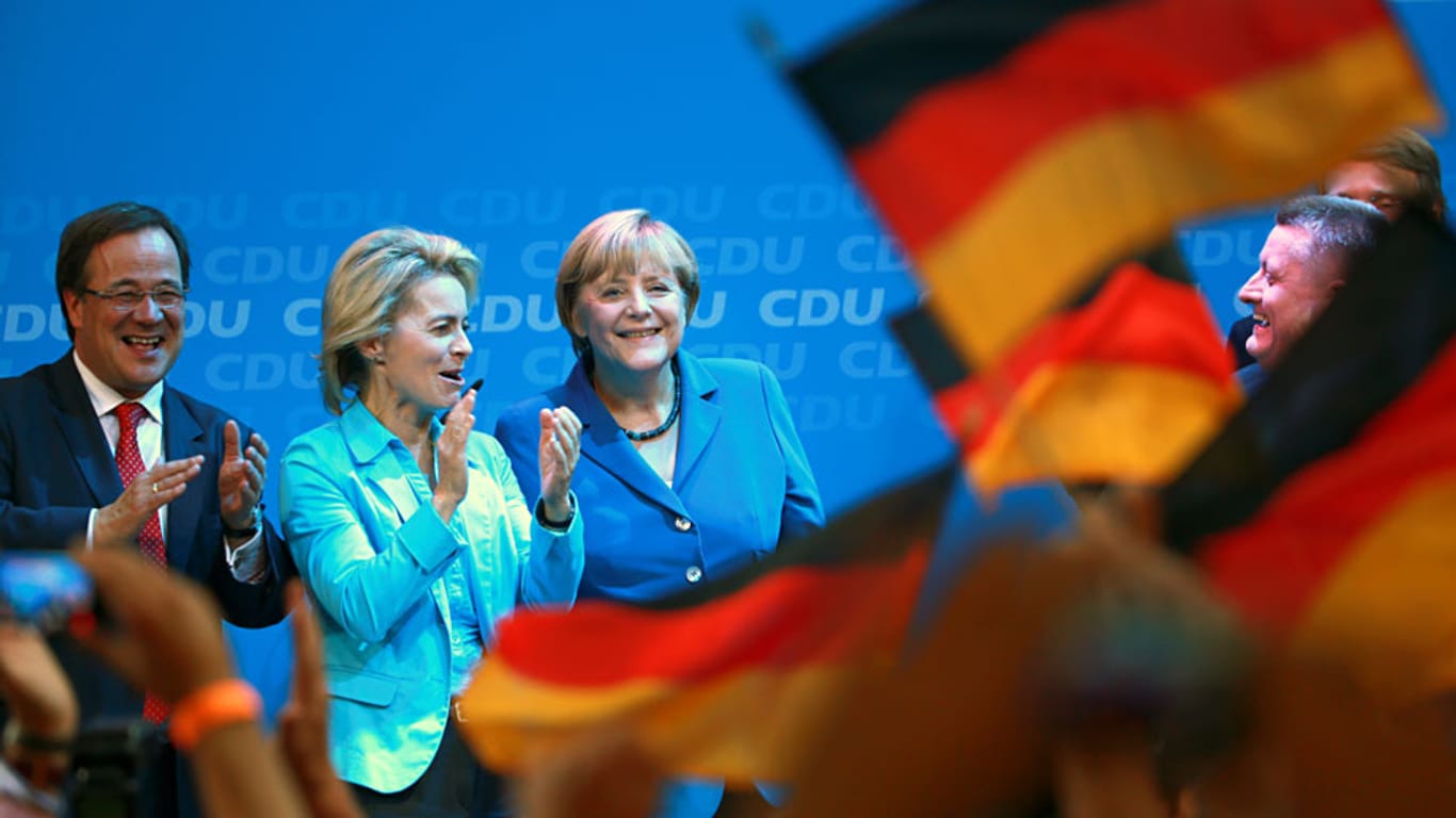 CDU-Vize Armin Laschet am Wahlabend mit Ministerin von der Leyen und Kanzlerin Merkel