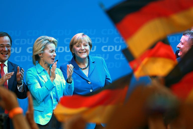 CDU-Vize Armin Laschet am Wahlabend mit Ministerin von der Leyen und Kanzlerin Merkel