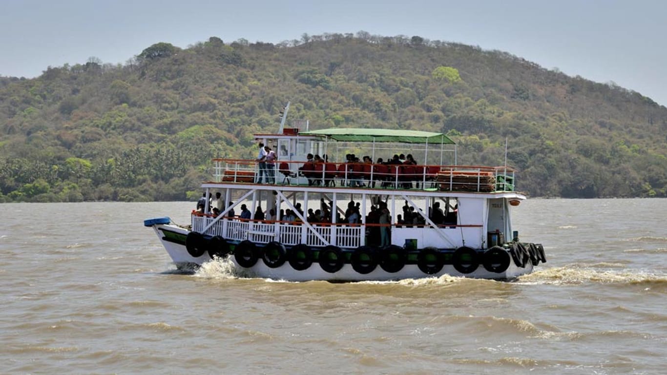 Ausflugsboote bringen Besucher zur Insel Elephanta.
