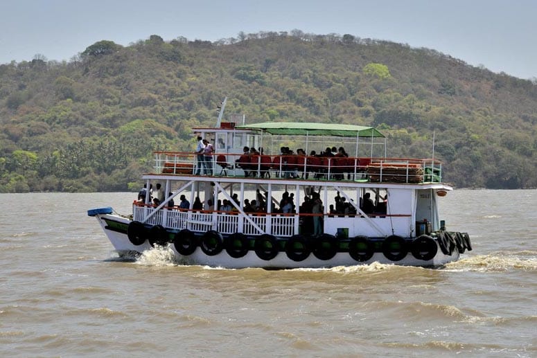 Ausflugsboote bringen Besucher zur Insel Elephanta.