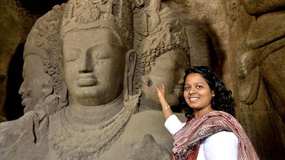 Fremdenführerin Sarika Padte in der Haupthöhle des Shiva-Tempels.