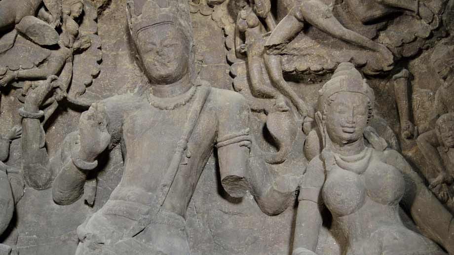 Darstellung Shivas und Parvatis in der Haupthöhle. Im sechsten Jahrhundert nach Christus sollen Brahmanen der Kalachuri-Dynastie die Höhlentempel zur Huldigung ihres Gottes Shiva gebaut haben.