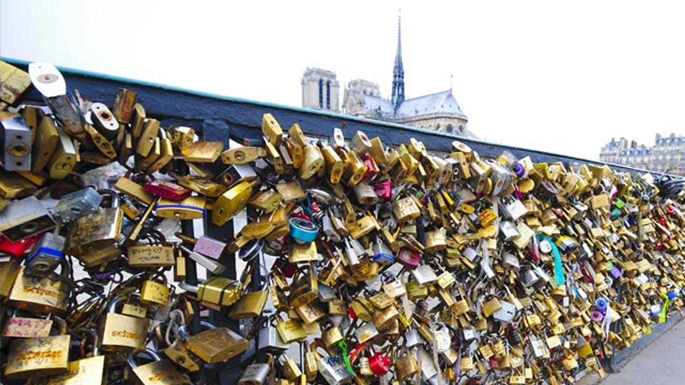 Bekanntes Ritual: Paare hängen ein Schloss als Zeichen ihrer unzertrennlichen Verbundenheit an die Pariser Brücke Pont des Arts.